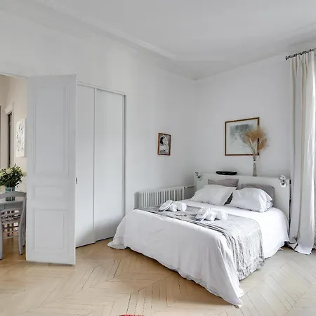 Appartement Courcelles Apartment *